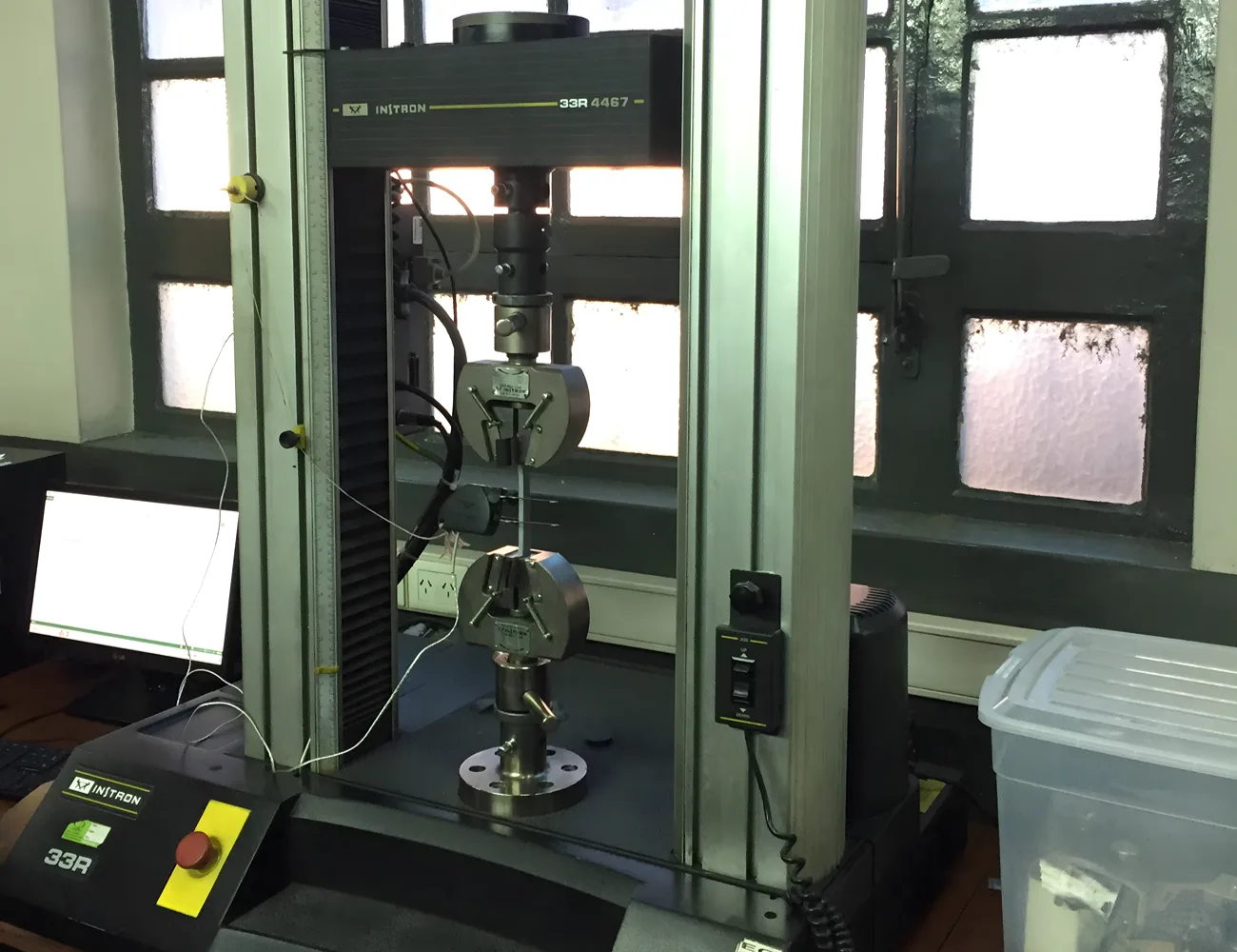 Instron, press and lattice-beam tests: tension, bending and specimens.
