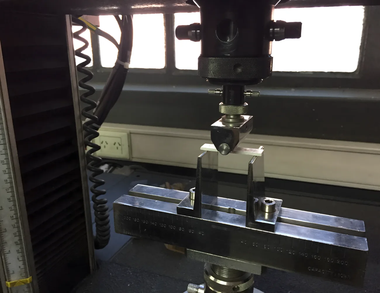 Instron, press and lattice-beam tests: tension, bending and specimens.