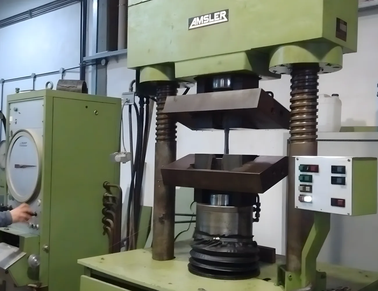 Instron, press and lattice-beam tests: tension, bending and specimens.