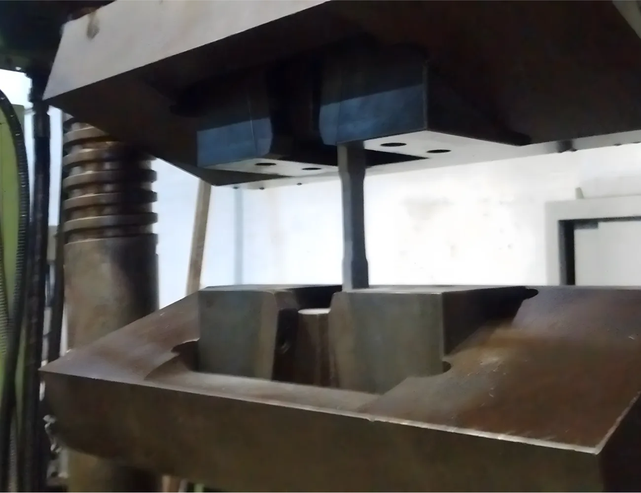Instron, press and lattice-beam tests: tension, bending and specimens.