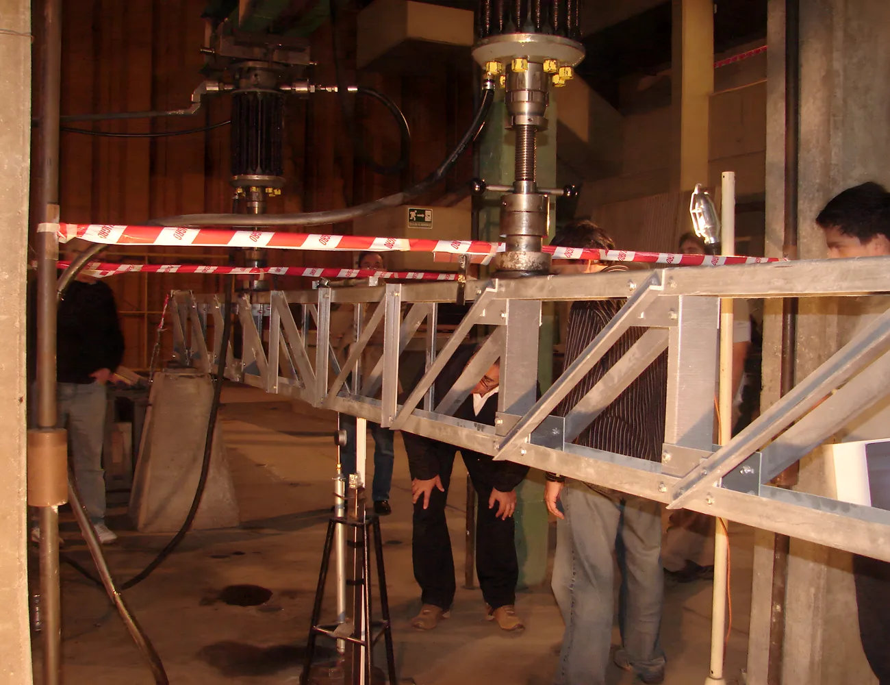 Instron, press and lattice-beam tests: tension, bending and specimens.