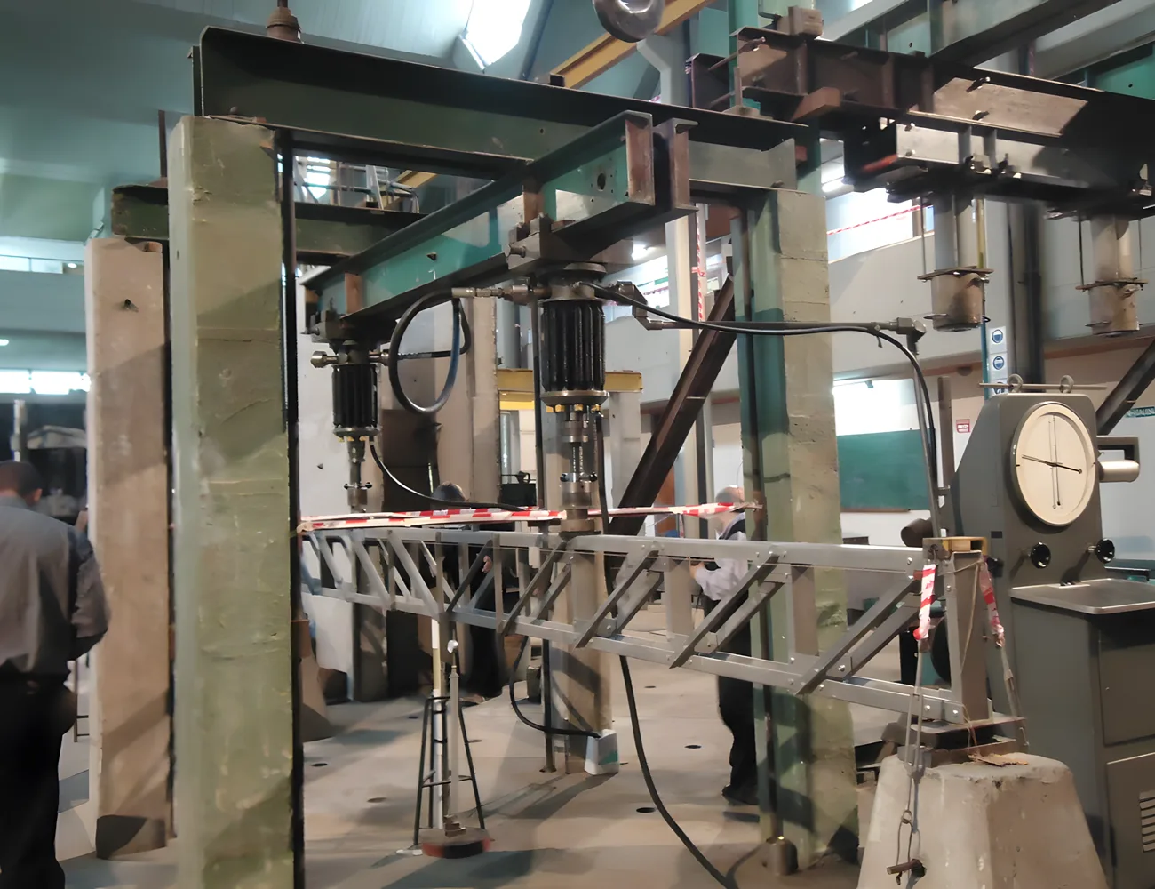 Instron, press and lattice-beam tests: tension, bending and specimens.