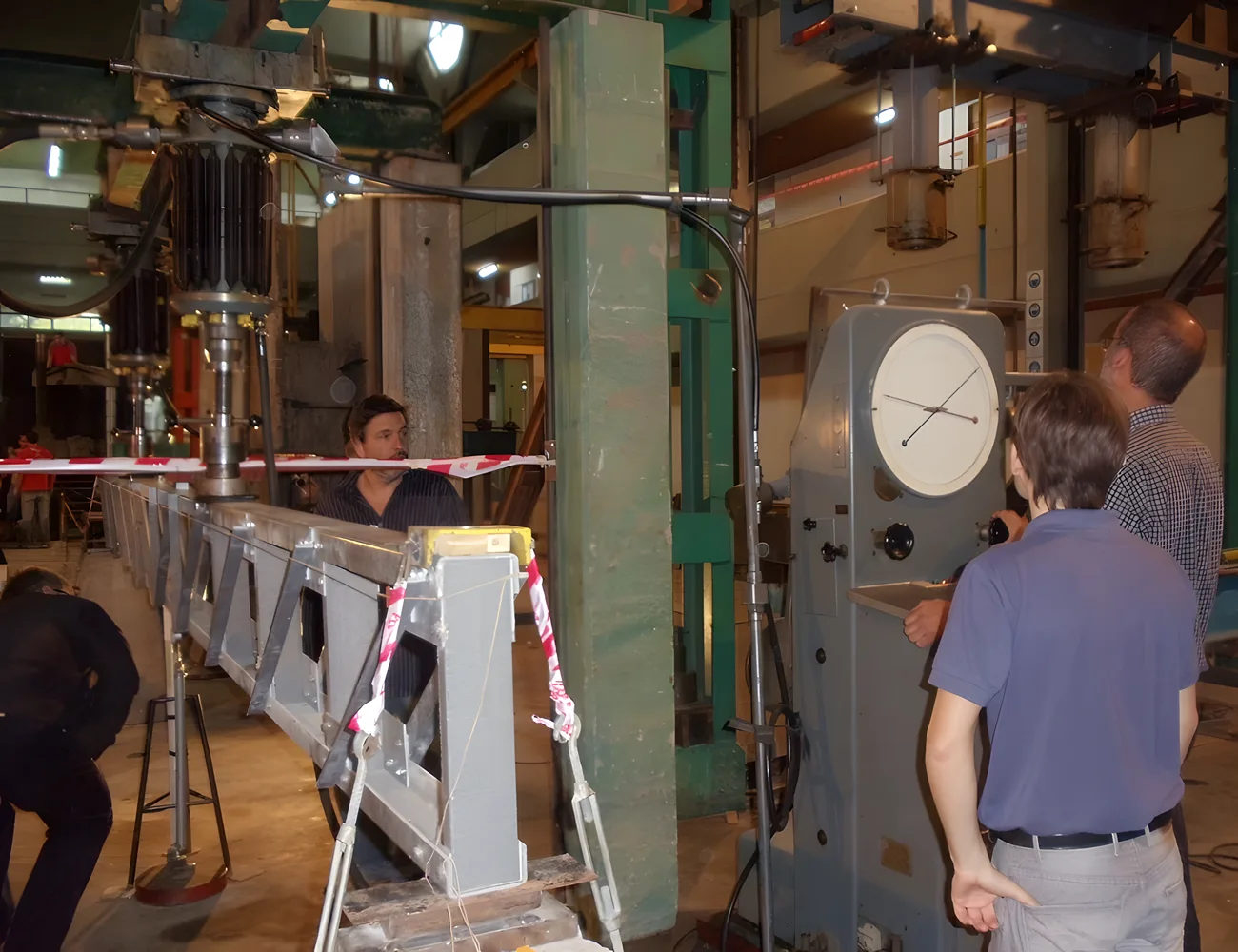 Instron, press and lattice-beam tests: tension, bending and specimens.