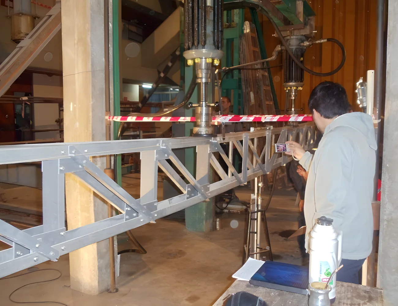 Instron, press and lattice-beam tests: tension, bending and specimens.