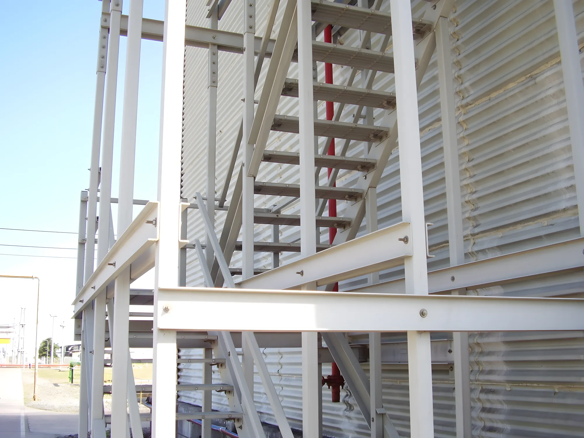 Escalera en torre de enfriamiento