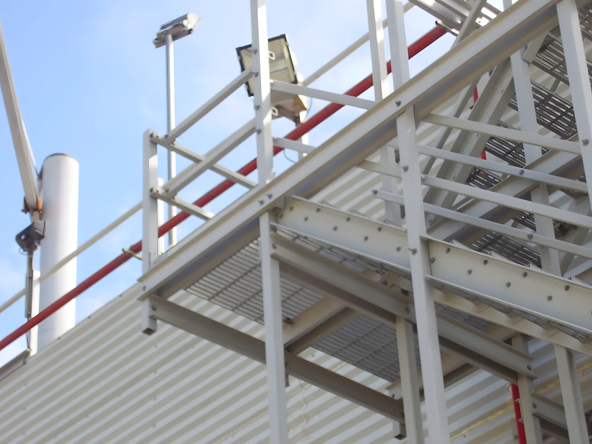 Escalera en torre de enfriamiento