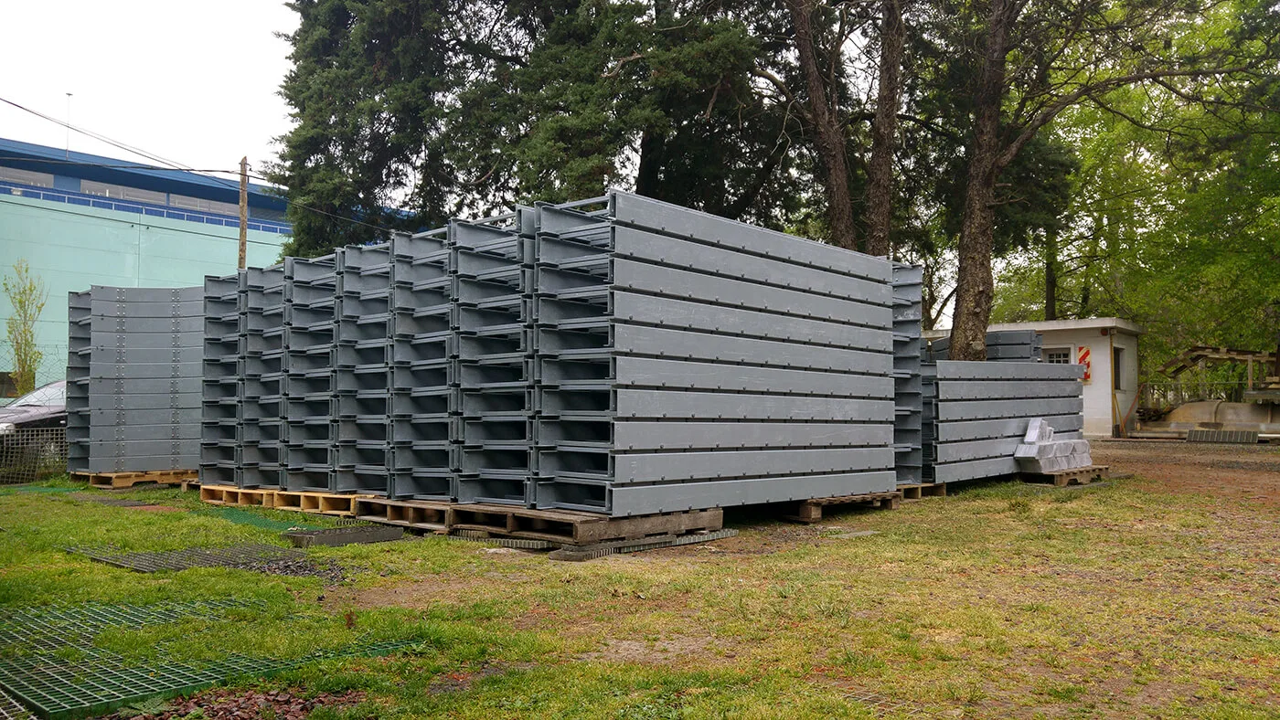 Racks y tramos de bandejas portacables en planta y en interior.