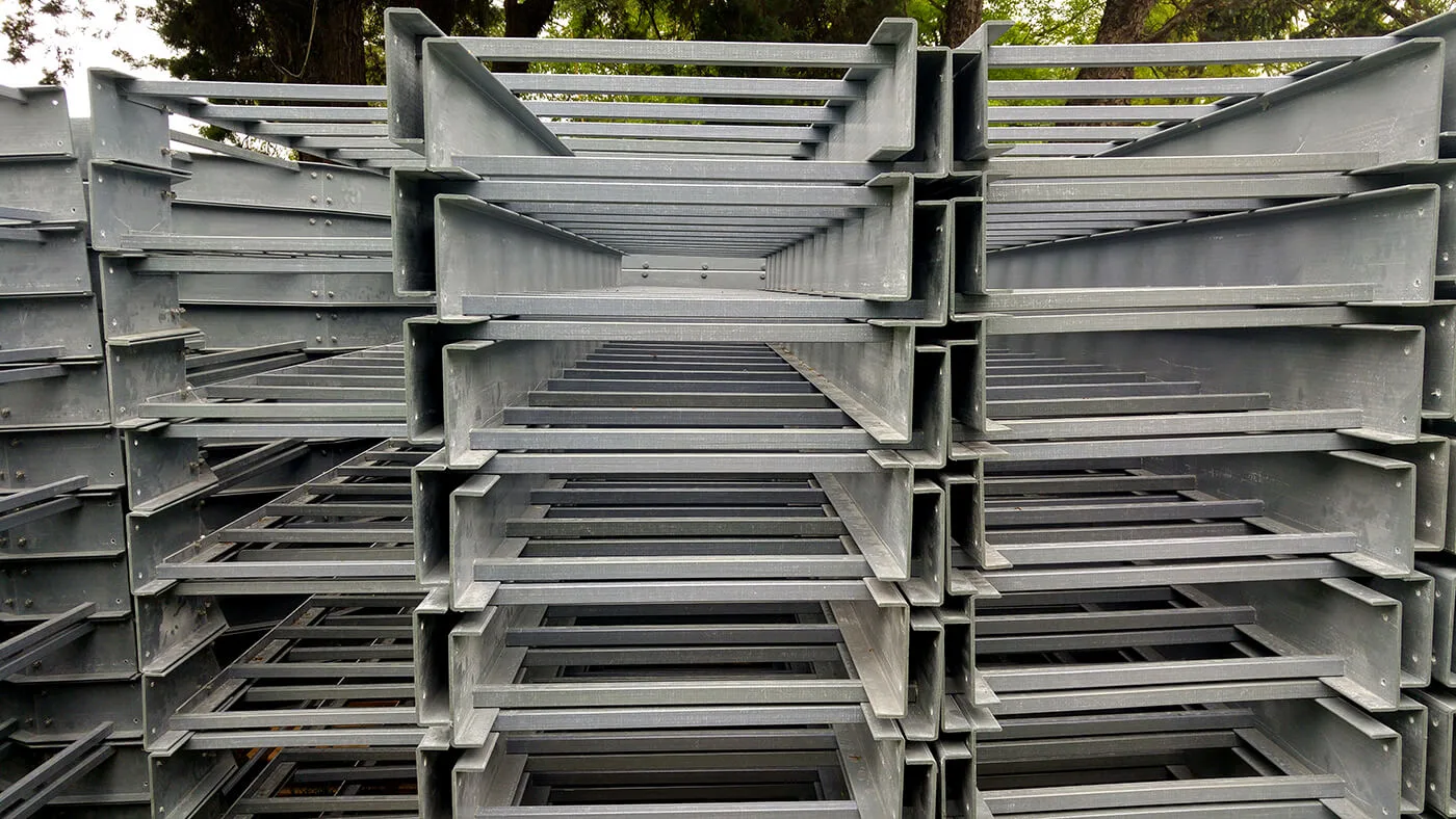 Racks y tramos de bandejas portacables en planta y en interior.
