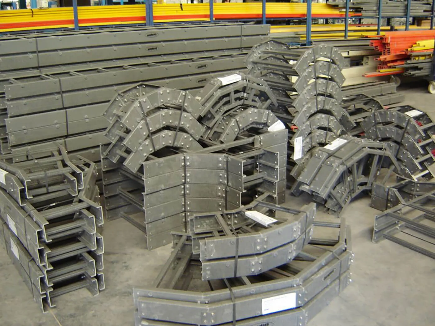 Racks y tramos de bandejas portacables en planta y en interior.