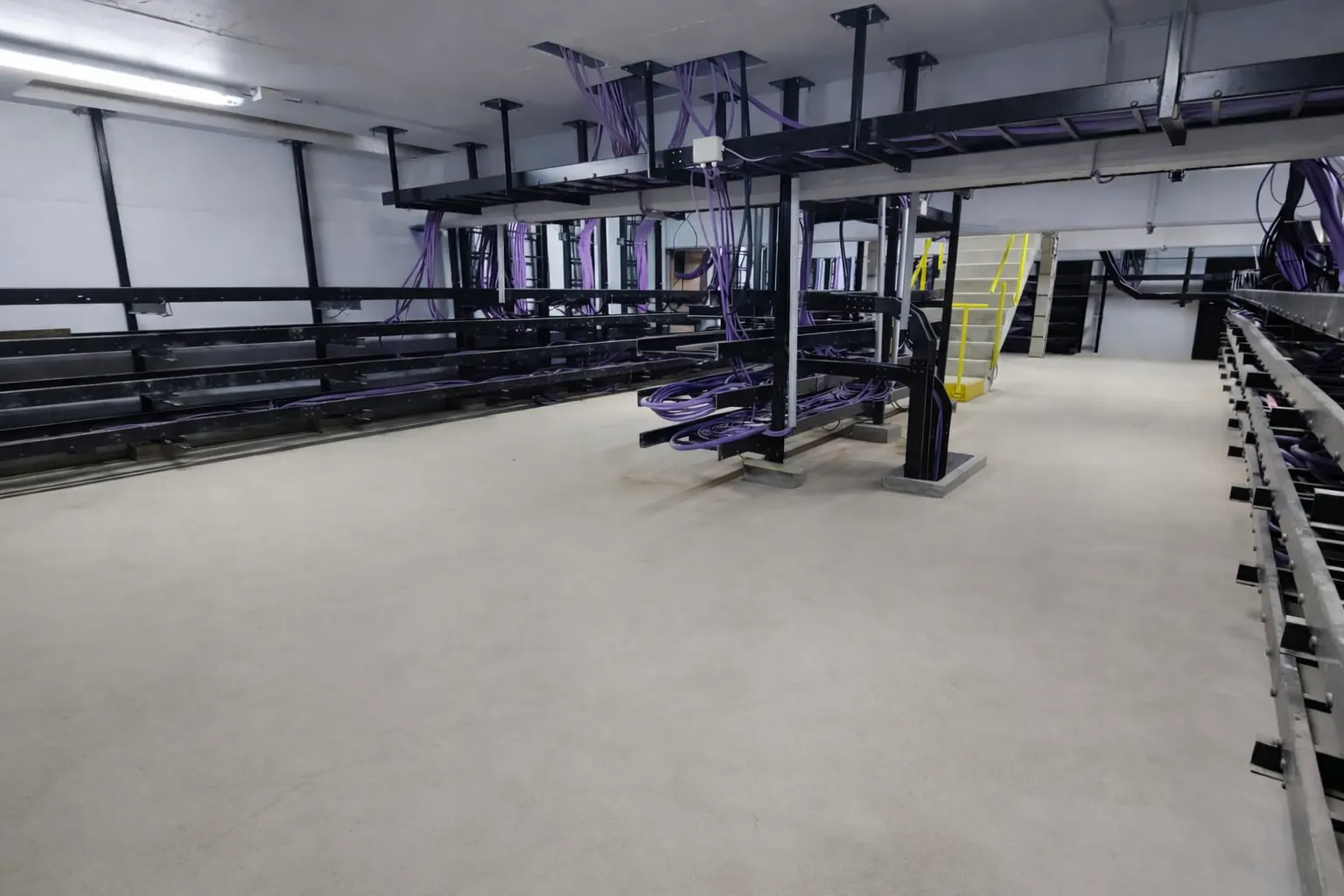 Racks y tramos de bandejas portacables en planta y en interior.