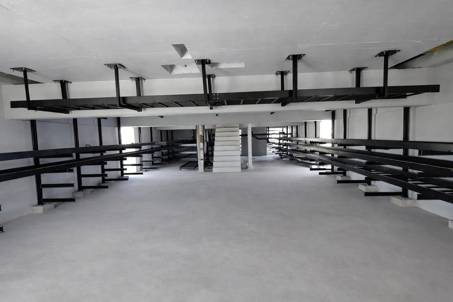 Racks y tramos de bandejas portacables en planta y en interior.