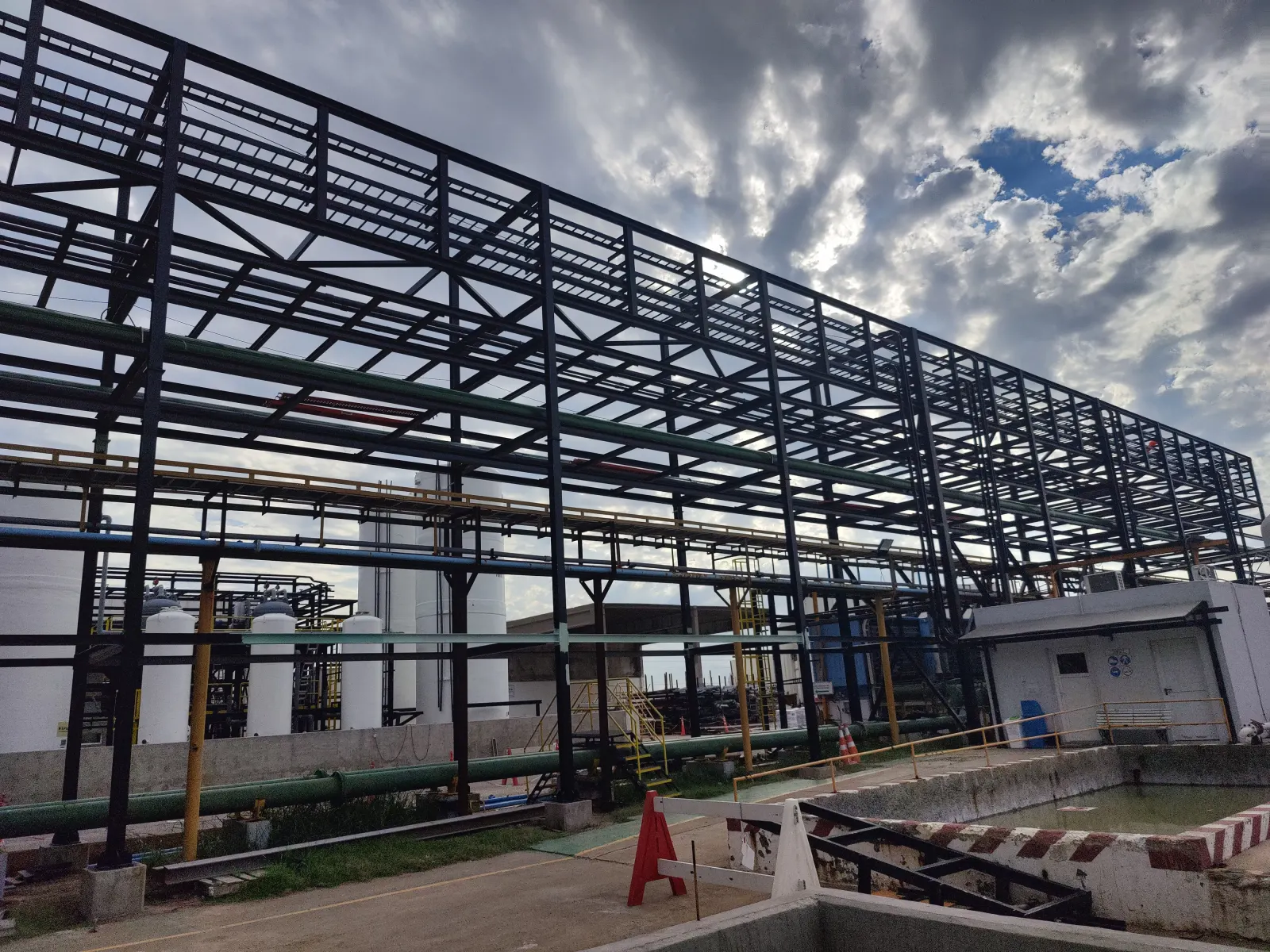 Racks y tramos de bandejas portacables en planta y en interior.