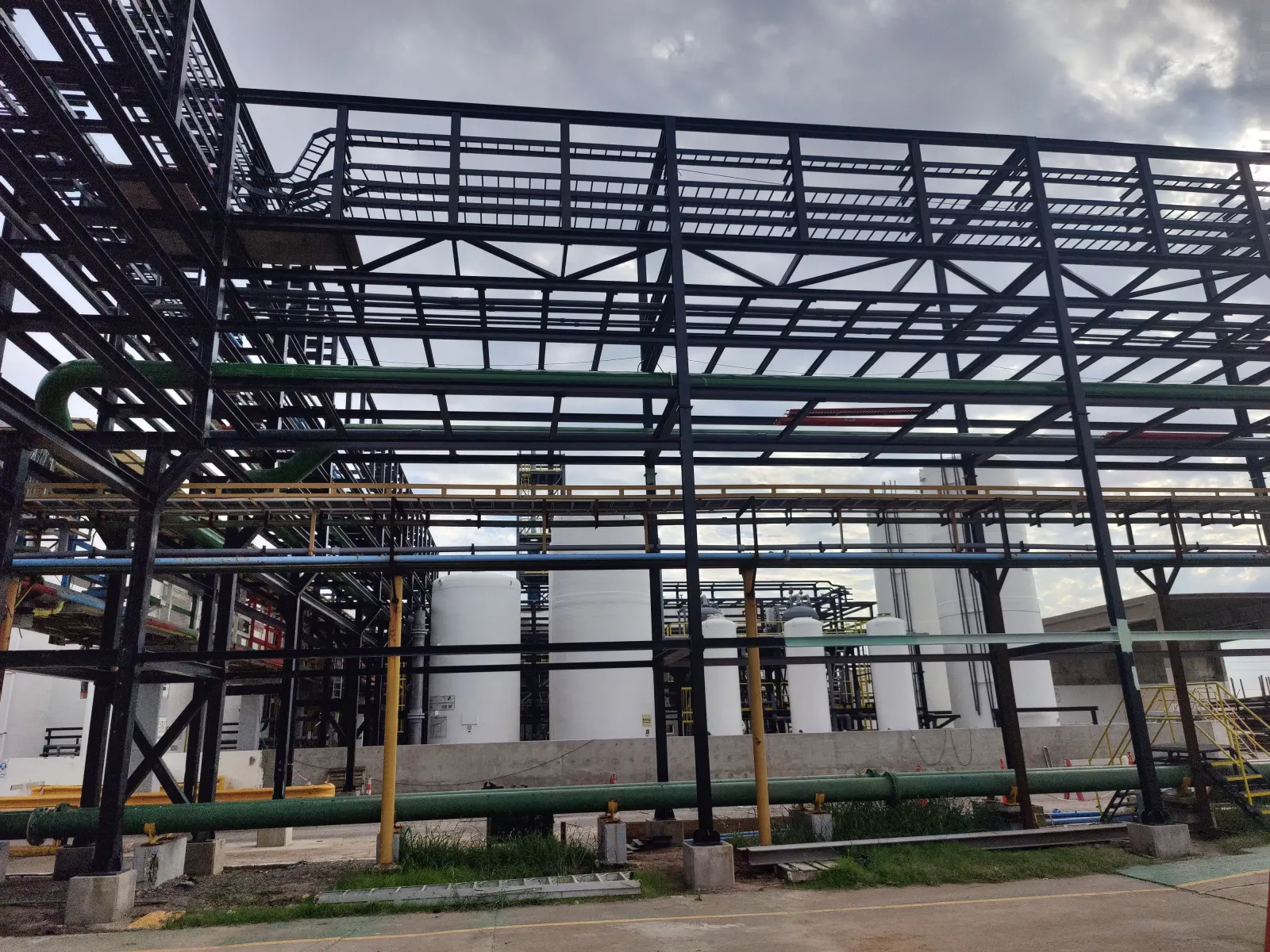 Racks y tramos de bandejas portacables en planta y en interior.