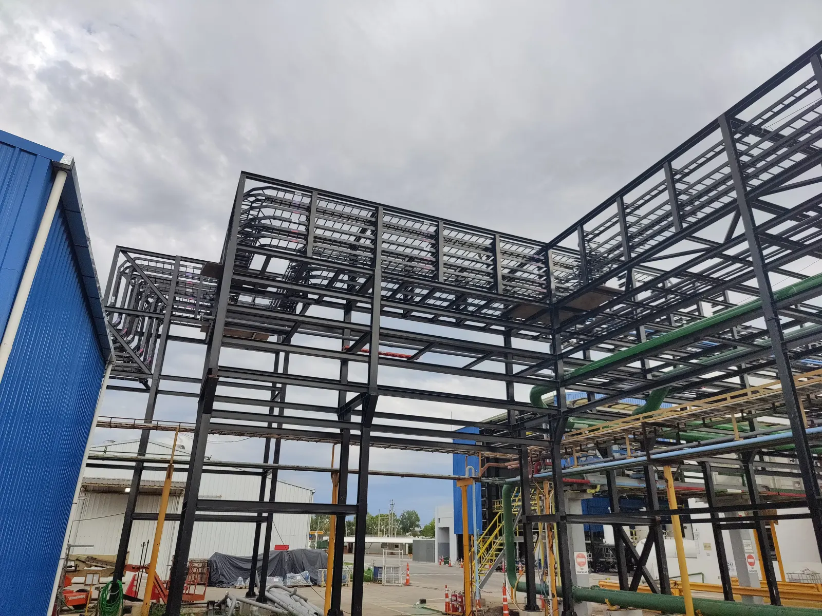 Racks y tramos de bandejas portacables en planta y en interior.