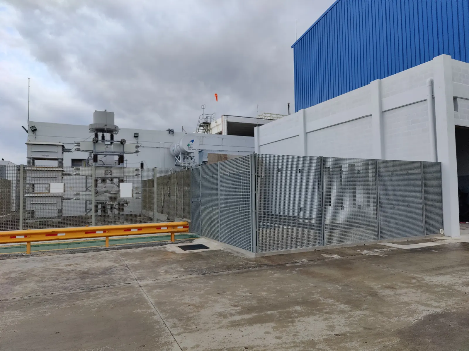Cercos y portones de PRFV para ambientes corrosivos y eléctricos.