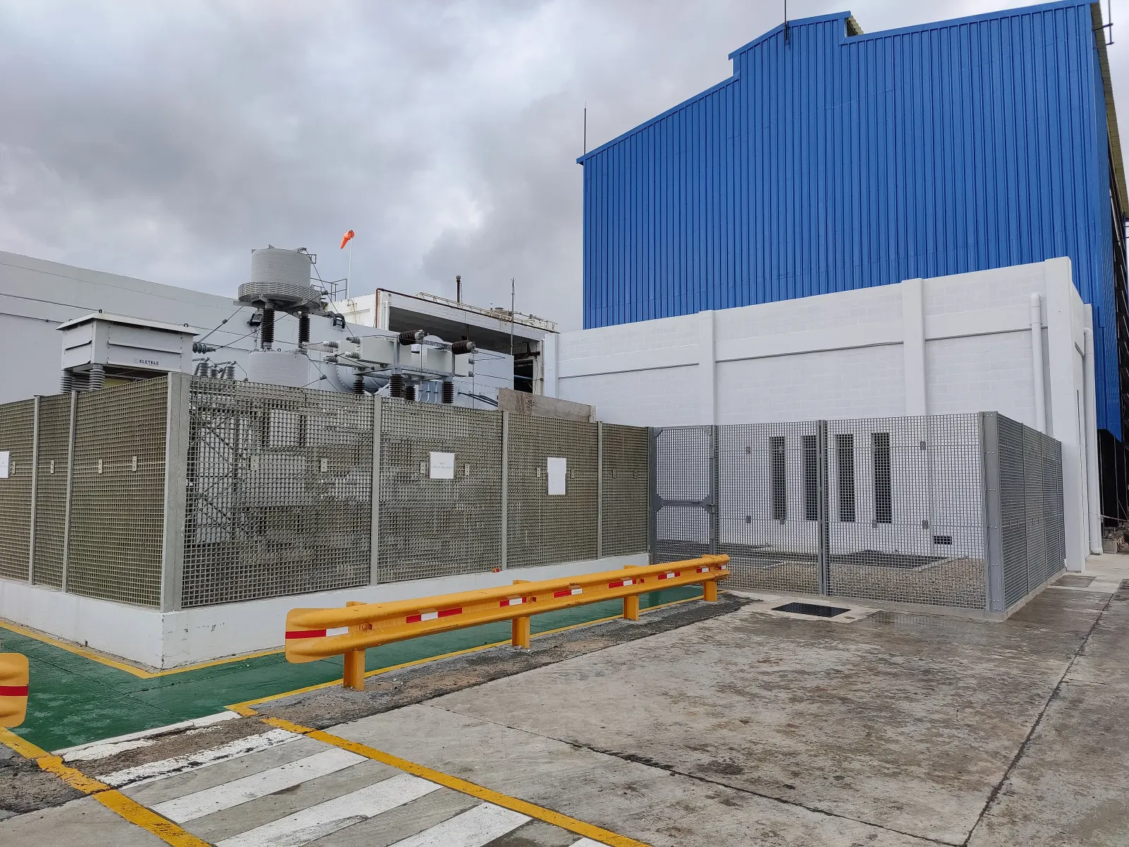 Cercos y portones de PRFV para ambientes corrosivos y eléctricos.