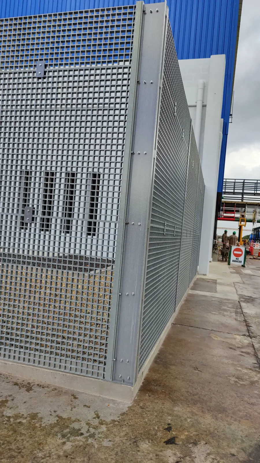 Cercos y portones de PRFV para ambientes corrosivos y eléctricos.
