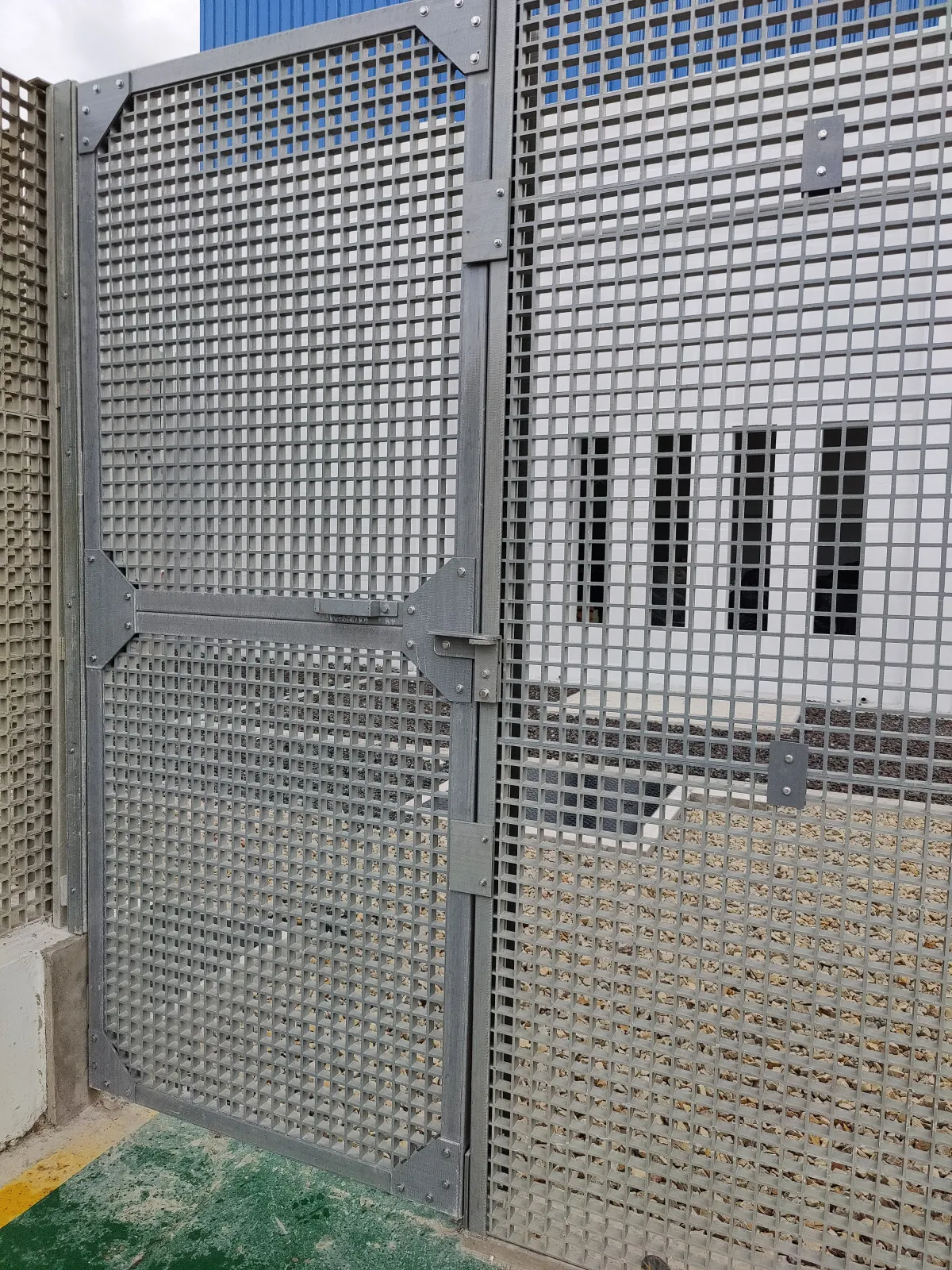 Cercos y portones de PRFV para ambientes corrosivos y eléctricos.