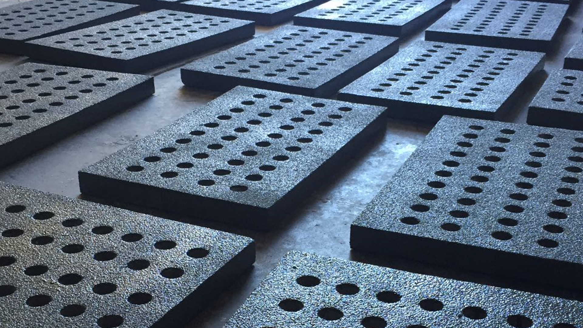 Canaletas, rejillas y tapas de hormigón polimérico para sistemas de drenaje industrial